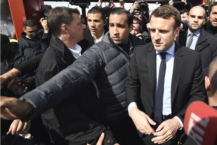 Macron með Alexandre Benalla, öryggisverði sínum, sem sást á myndum taka harkalega á mótmælendum á 1. maí.