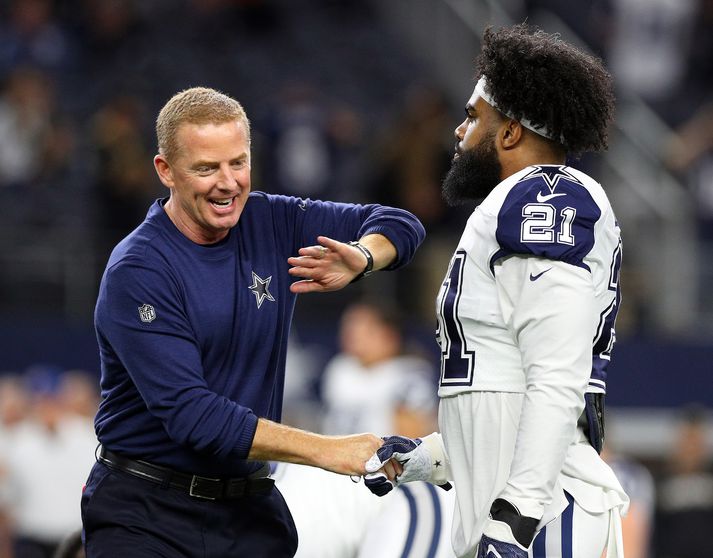 Jason Garrett, þjálfari Dallas liðsins, fagnar Ezekiel Elliott eftir leikinn.