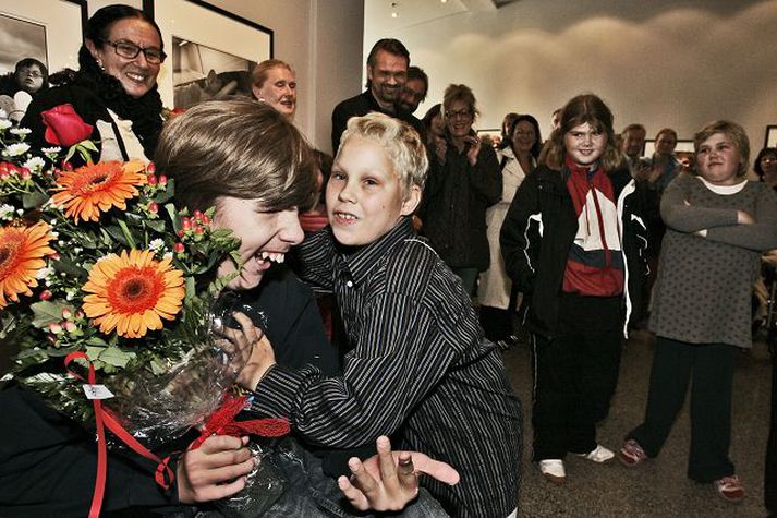 Hinn heimsþekkti ljósmyndari Mary Ellen Mark sést hér í bakgrunni samgleðjast þeim félögum Guðlaugi og Alexander.