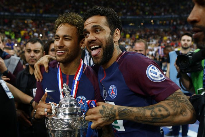 Neymar og Dani Alves fagna bikartitlinum í gær.