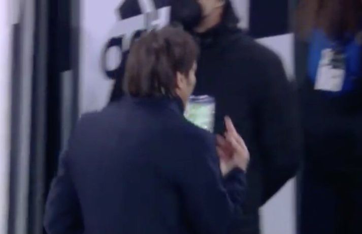 Antonio Conte sýnir Andrea Agnelli fingurinn.
