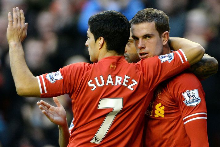 Jordan Henderson og Luis Suarez fagna saman marki með Liverpool.