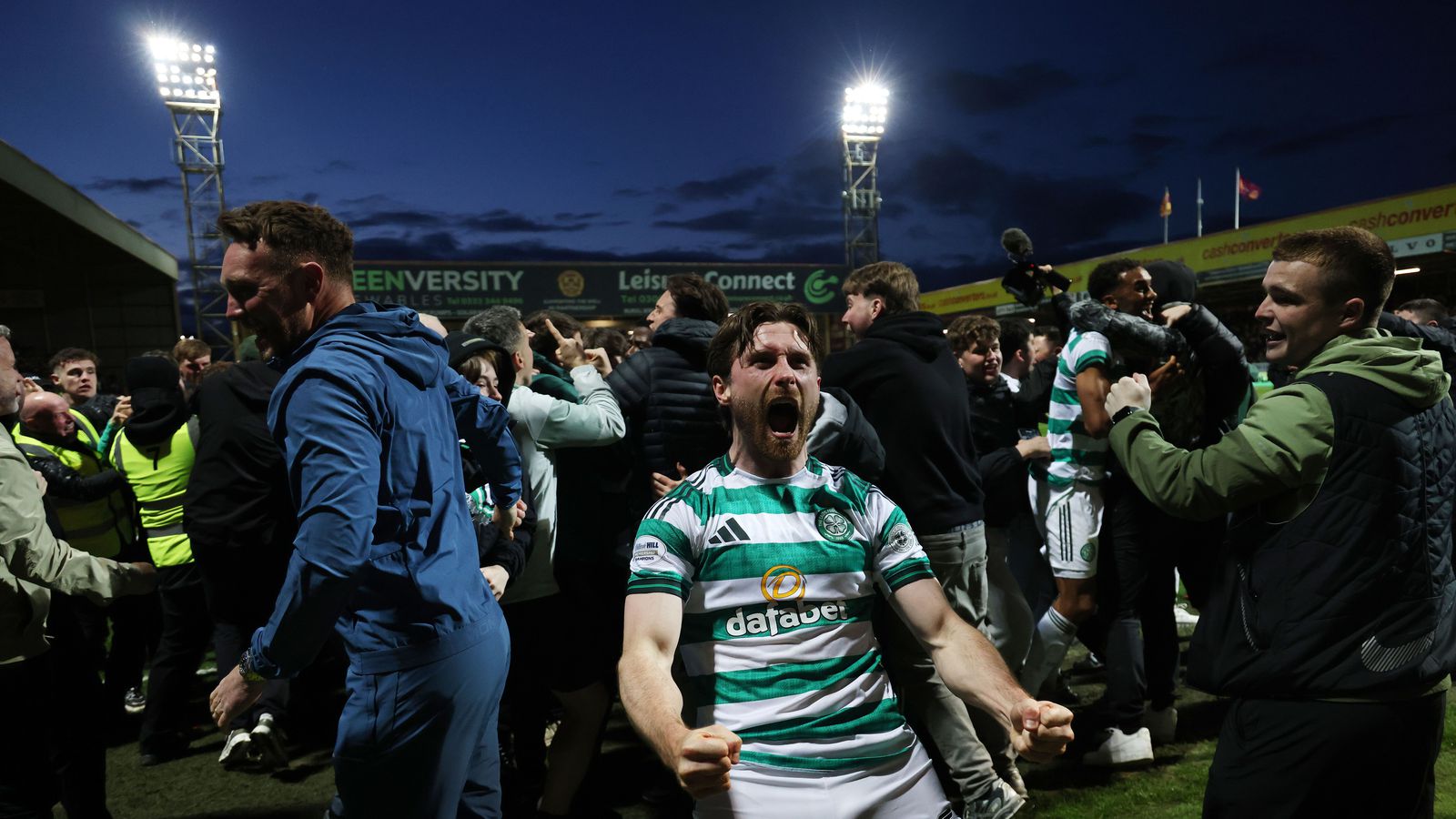Um­deilt at­vik gefur Celtic séns á titlinum en jafn­tefli dugir Tómasi og fé­lögum