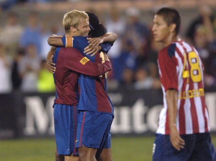 Ronaldinho og Eiður Smári fallast í faðma í æfingaleik Börsunga árið 2006. Þeir náðu einkar vel saman og tala fallega um hvorn annan.