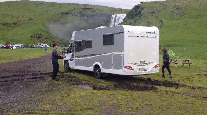 Í myndbandi sem Stefán Þór Þorgeirsson leiðsögumaður tók upp má sá ferðamenn keyra inn á grasflöt við Skógafoss og spóla þar í eigin hjólförum.