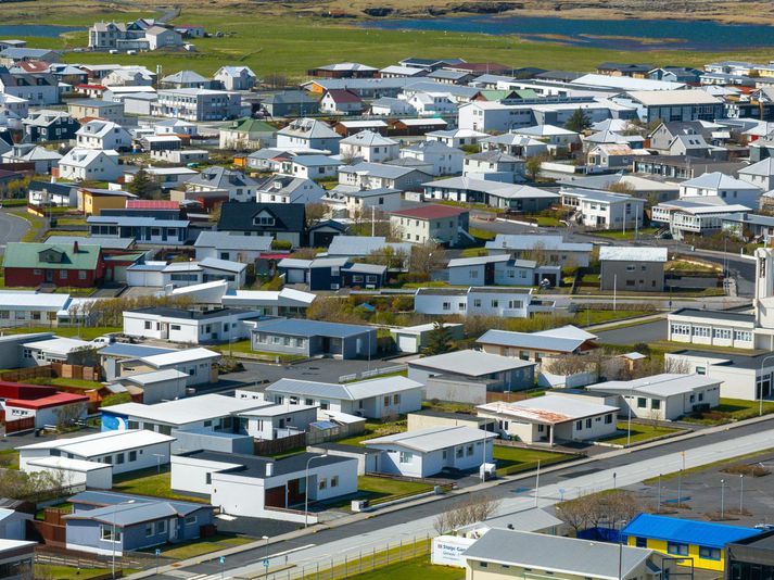 Meðal þess sem kann að skýra hækkun íbúðaverðs er aukin eftirspurn eftir húsnæði á öðrum svæðum í kjölfar jarðhræringanna í Grindavík.