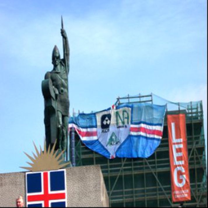 Fáninn sem hópurinn kom fyrir á hlið Þjóðleikshússins.