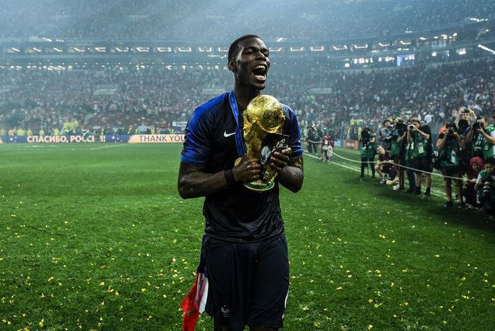 Paul Pogba með heimsbikarinn sem hann vann með franska landsliðinu sumarið 2018.