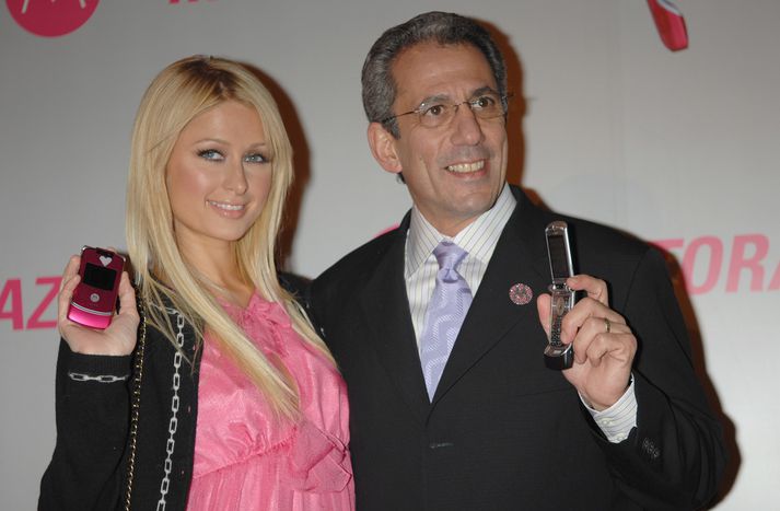 Paris Hilton sést hér munda Motorola Razr-síma sinn, bleikan að lit, á kynningarviðburði í Japan.