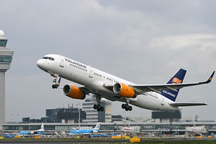 Flugvél Icelandair tekur á loft.