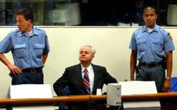 Milosevic í dómssalnum í Haag.