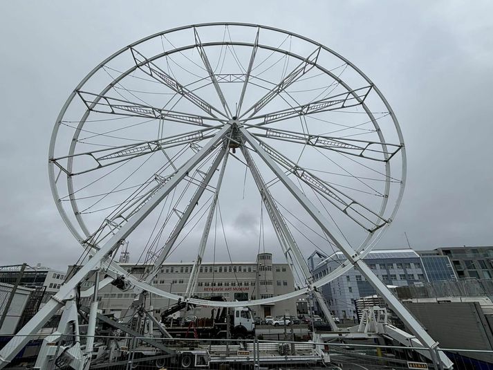 Parísarhjólið er 32 metra hátt og mun hafa 24 vagna. 