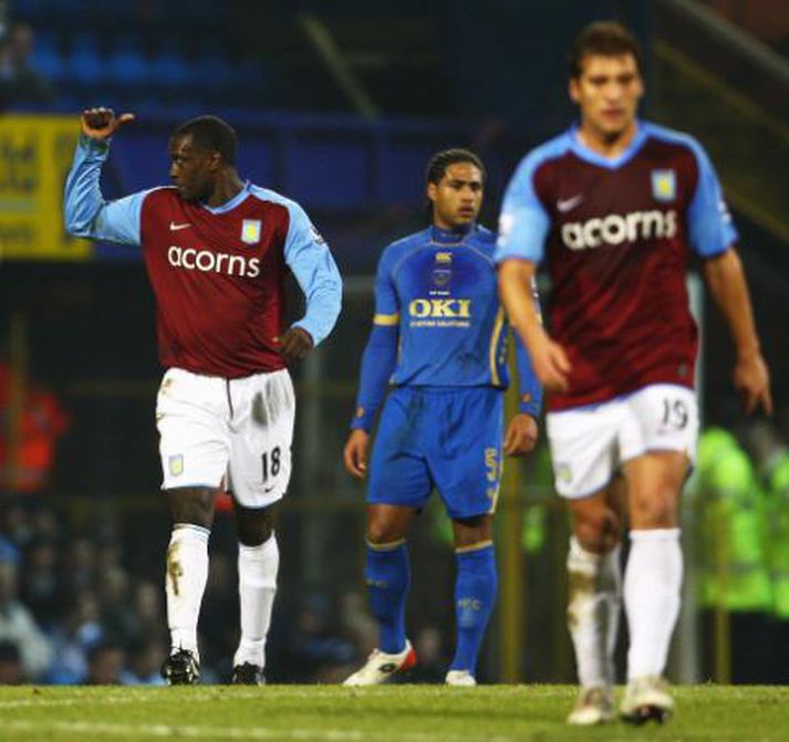Heskey gefur merki til varamannabekkjarins eftir að hafa skorað.