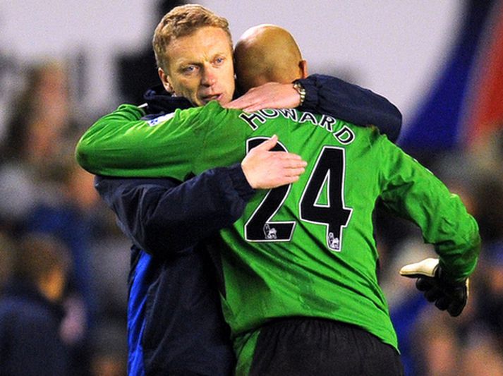 David Moyes, stjóri Everton faðmar Tim Howard í leikslok.