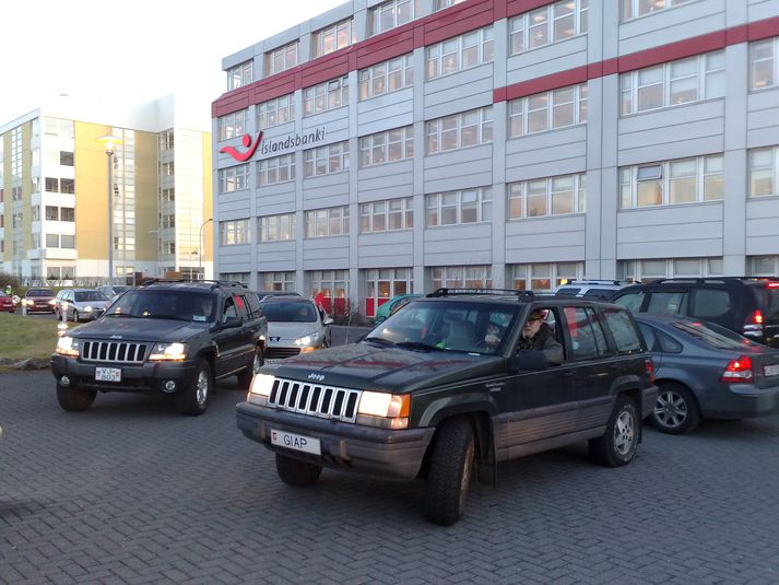 Mótmælendur fyrir utan höfuðstöðvar Íslandsbanka við Kirkjusand í hádeginu.