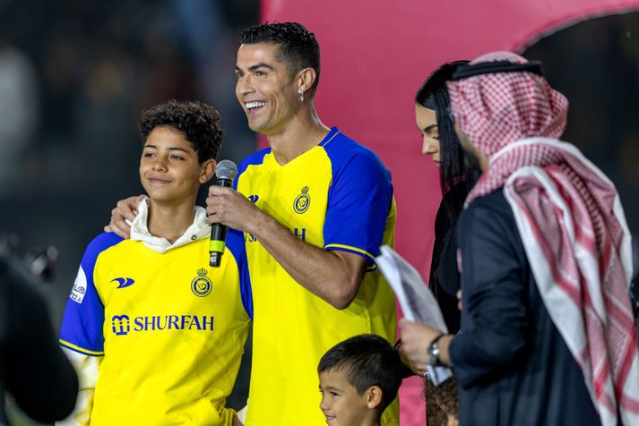 Cristiano Ronaldo og elsti sonur hans, sem ber sama nafn, gætu mögulega náð að spila saman áður en ferli pabbans lýkur. Þeir eru báðir leikmenn Al Nassr í Sádi Arabíu.