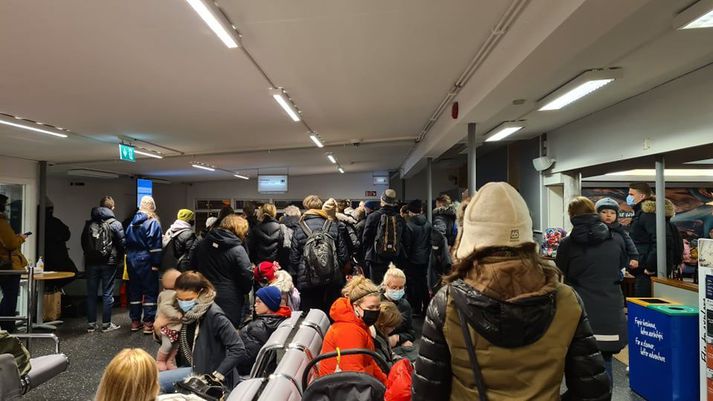 Na lotnisku w Reykjaviku było tłoczno, kiedy o godzinie 3 nad ranem spotkali się pasażerowie lotów na Vestmannaeyjar, do Akureyri i Ísafjörður.