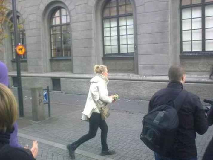 Konan grýtti eggjum í Landsbankann. Mynd/ GRV.