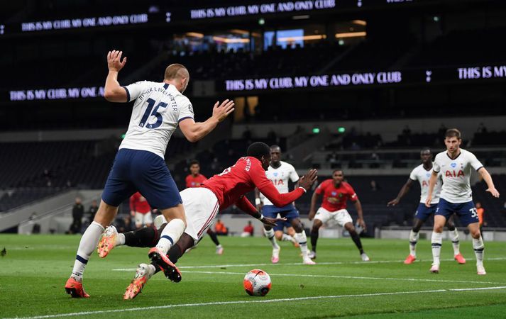 Vítaspyrna var dæmd eftir þetta brot Eric Dier á Paul Pogba.