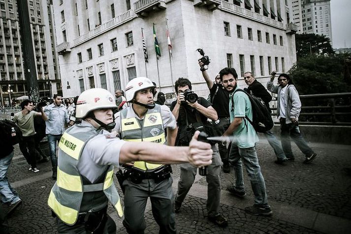 Lögregla beitir táragasi gegn mótmælendum í borginni Sao Paulo í júní í fyrra.