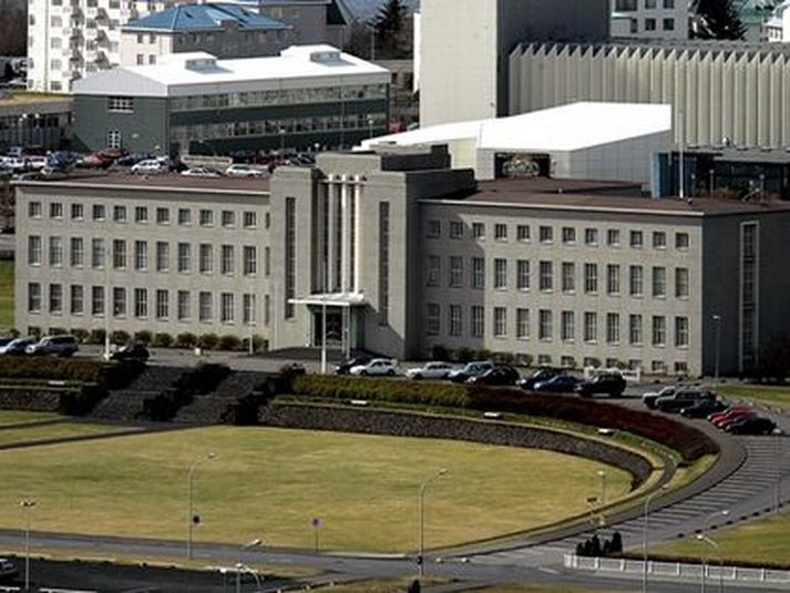 Þar sem konan er ákærð fyrir brot í opinberu starfi getur hún átt von á að refsing hennar verði fimmtíu prósentum þyngri en ella.
