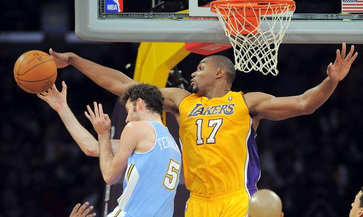 Andrew Bynum verst Rudy Fernandez, leikmanni Denver, í leiknum í nótt.