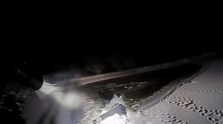 Robert Voorhees lét binda band um sig miðjan áður en hann skreið út á ísinn. Hundurinn, Nisel, synti til móts við hann og gat Voorhees náð taki á ól Nisel.