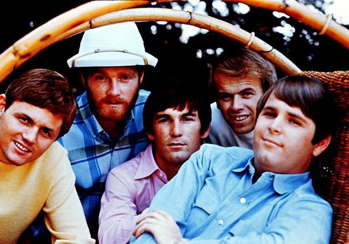 the beach boys Hljómsveitin The Beach Boys hefur gefið út þekkt lög á borð við Good Vibrations og I Get Around.
