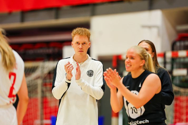 Daníel klappar sínum konum lof í lófa í leikslok.