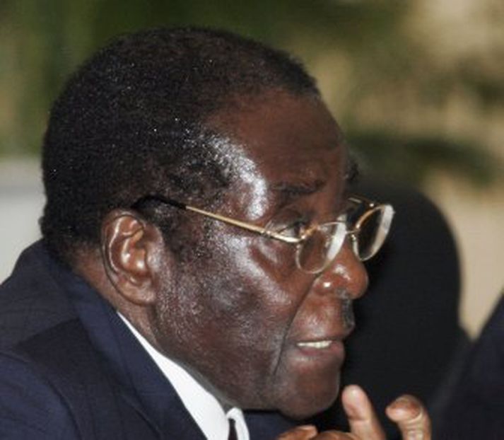Robert Mugabe, forseti Simbabve, fær óblíðar mótttökur á fundi Afríkubandalagsins.