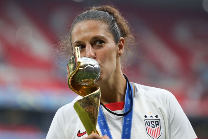 Carli Lloyd fagnar heimsmeistaratitli í knattspyrnu í sumar.