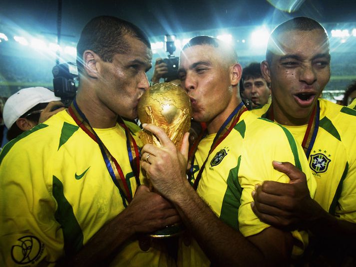 Ronaldo varð heimsmeistari 2002 og varð þá líka markakóngur keppninnar. Hér kyssir hann bikarinn með Rivaldo (til vinstri).