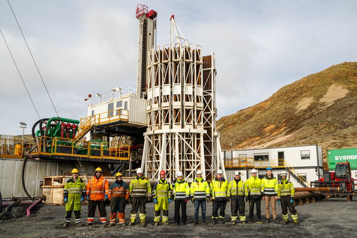 Starfsmenn og stjórnendur borverksins með jarðborinn Óðinn í bakgrunni.