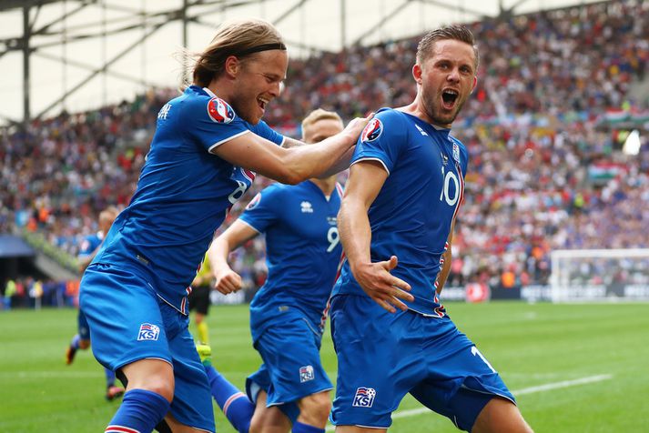 Gylfi Þór Sigurðsson og Birkir Bjarnason fagna marki á síðasta EM.