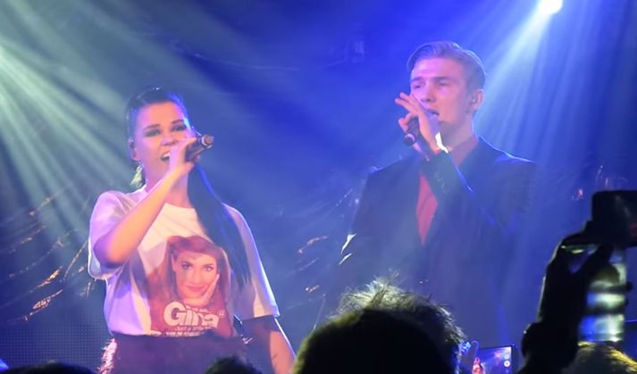 Saara og Ari saman á sviðinu.