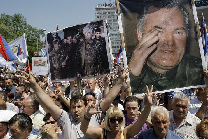 Þúsundir manna komu saman í gær í borginni Banja Luka í Bosníu til að mótmæla framsali Ratko Mladic til stríðsglæpadómstólsins. Nordicphotos/AFP