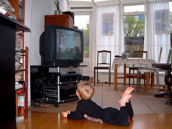 Barn horfir á sjónvarp Uppeldi stjórnar frekar neysluvenjum barna en löngun þeirra í hluti sem sýndir eru í þeim auglýsingum sem þau horfa á.