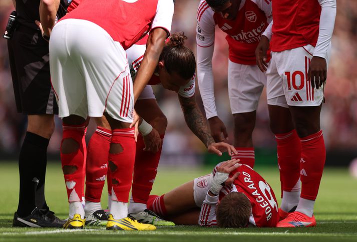 Leikmenn Arsenal huga að Martin Ødegaard eftir að hann meiddist í leiknum gegn Nottingham Forest.