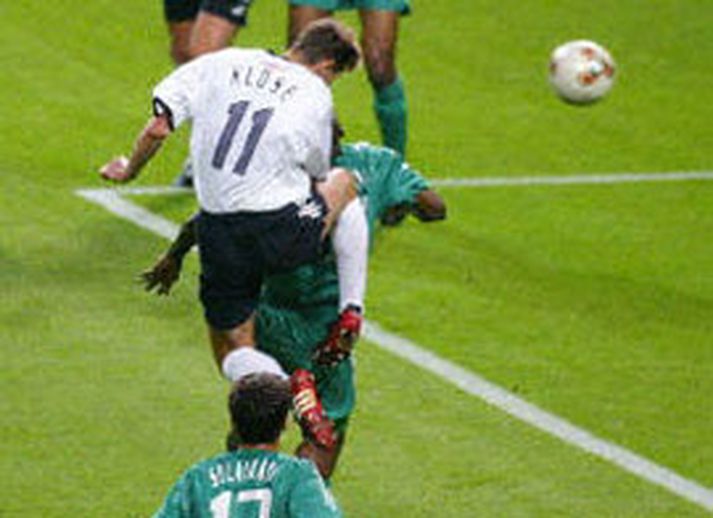 Klose skorar eitt marka sinna á HM 2002