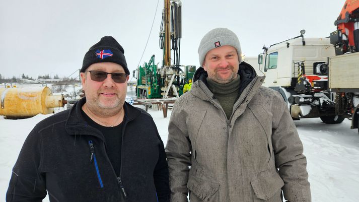   Steinar Már (t.v.) og Sigurður Þór við borsvæðið við Hótel Selfoss og Ölfusá þar sem vonast er til að heitt vatn finnist. 