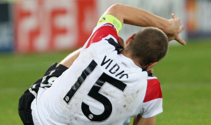 Nemanja Vidic eftir að hann meiddist í leiknum gegn Basel.