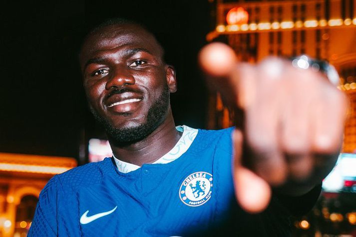 Kalidou Koulibaly í Chelsea  búningnum þegar hann var kynntur í Las Vegas.