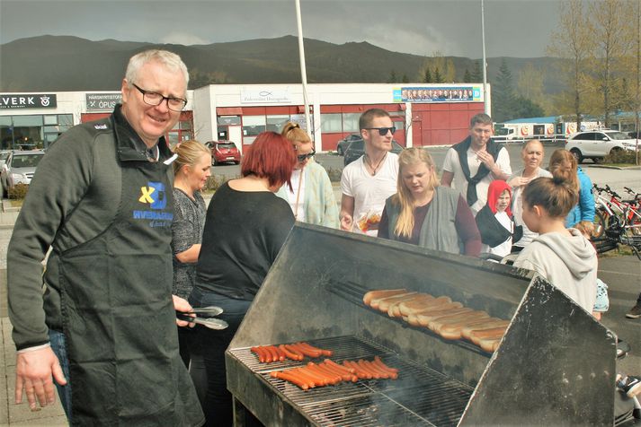 Eyþór að grilla.