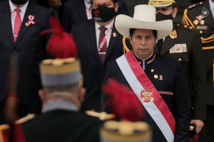 Pedro Castillo (með hvítan hatt) þegar hann tók við embætti forseta Perú í júlí.