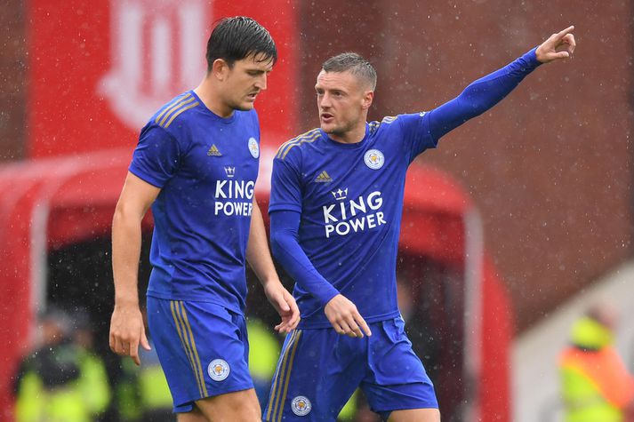 Harry Maguire fær ráð frá liðsfélaga sínum Jamie Vardy. Þeir mætast mögulega sem mótherjar á komandi tímabili.