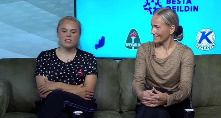 Agla María Albertsdóttir og Málfríður Erna Sigurðardóttir hituðu upp fyrir leiki 12. umferðar Bestu deildarinnar.