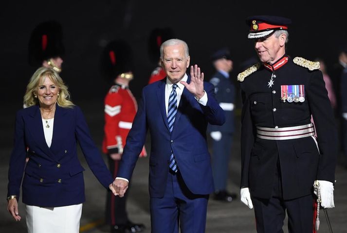 Forsetahjónin Joe og Jill Biden lentu á Englandi í gær.