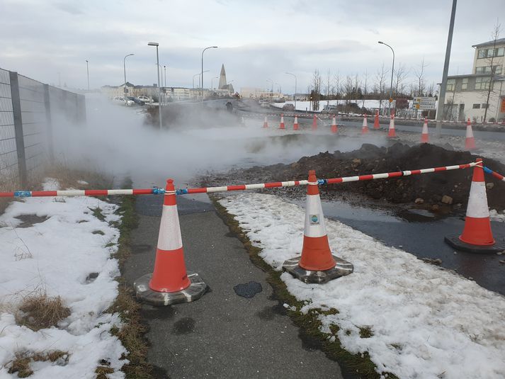 Ekki er hægt að bíða með að gera við lögnina fram á kvöld. Því verður heitavatnslaust í Reykjavík vestan Snorrabrautar fram á kvöld og jafnvel nótt.