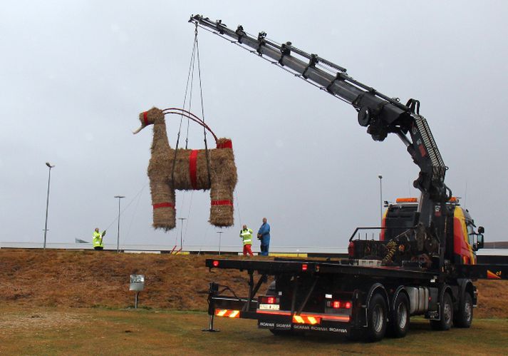 Notast var við krana til að hjálpa jólageitinni á fætur.