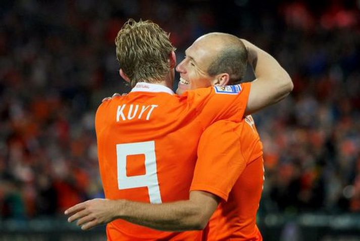Dirk Kuyt og Arjen Robben fagna marki þess síðarnefnda í kvöld.